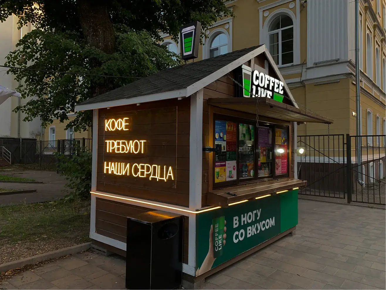 Фирменная наклейка на зеркале в интерьере